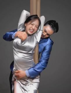 主妇被隔壁老王和小王吊缚双臂玩耍 用AI生成的视频