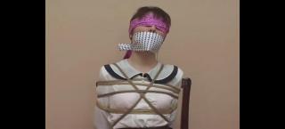 束缚在椅子上的身影 女子被捆住手脚放置在椅子上