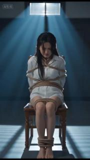 女特工被绑架挣扎9 一个身穿各种特工制服（黑色连衣短裙，其他制服等）黑色连裤丝袜/白丝袜和小白鞋/平底单鞋美女执行任务时被女杀手打晕后手脚背后捆绑黑胶带封嘴黑布蒙眼，之后女杀手看了一眼满意的离开了