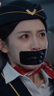 空姐美女被绑架挣扎3 一个身穿空姐制服黑色丝袜高跟鞋美女在不同场合被女杀手打晕后双手背后紧紧的用绳子捆绑，或者双手分别捆绑在十字架两侧紧紧的捆绑，双脚并拢用绳子紧紧的捆绑，各种颜色胶带封嘴，黑胶带或黑眼罩蒙眼，空姐美女呜呜的叫着，绳子与空姐美女的结合凸显空姐美女的曼妙身姿