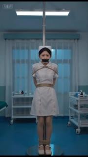 护士美女被绑架挣扎 一个身穿护士制服黑色连裤丝袜/肉丝丝袜/白色连裤袜和护士鞋/平底单鞋美女执行任务时被女杀手打晕后手脚背后捆绑，十字架捆绑，并且黑/银胶带封嘴黑布蒙眼，之后女杀手看了一眼满意的离开了，美女呜呜的叫着，绳子与美女的结合凸显美女曼妙的身资和S型身体曲线