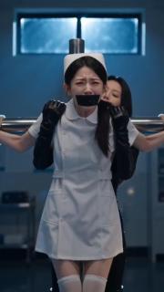 护士美女被绑架挣扎2 一个身穿护士制服肉丝丝袜/白色连裤袜和护士鞋/平底单鞋美女执行任务时被女杀手打晕后手脚背后捆绑，十字架捆绑，前手吊绑并且用黑/银胶带封嘴黑布蒙眼，之后女杀手看了一眼满意的离开了，美女呜呜的叫着，绳子与美女的结合凸显美女曼妙的身资和S型身体曲线