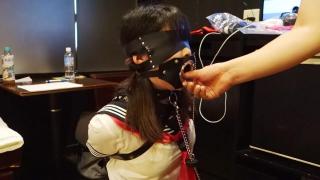 はじめての開口マスク　絶対に口を閉じられない強制イラマチオ　りな24歳 之前分享过一个开口器为主的系列，补一下这家后续的作品。<br>该系列不和谐部分较多，能分享的不多。<br><br>こんにちは。<br><br>屈託のない笑顔が素敵な元地下アイドルであり、大変可愛らしい笑顔と大きな胸（Eカップ）をお持ちの、りなさん（24歳）を、<br><br>アームバインダーや手枷足枷で身動きを取れなくし、<br><br>開口マスクを着けて好き勝手にイラマチオする動画です。<br><br>セーラー服が似合う彼女を、全頭マスクやハーネスなど不釣り合いな道具で縛り上げているため、そのギャップに興奮します。<br><br>ロデオマシンで無慈悲に責め立てられながら、開口マスクによって口を閉じられない中、喉奥まで肉棒を差し込むイラマチオや、<br>全頭マスクとハーネスによって人権を失い、好き勝手に精を注ぎ込まれる姿など、お楽しみいただける内容に仕上がっております。<br><br>ぜひ、お楽しみください。