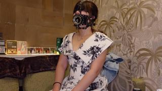 はじめての開口マスク　絶対に口を閉じられない強制イラマチオ　かおる25歳 之前分享过一个开口器为主的系列，补一下这家后续的作品。<br>该系列不和谐部分较多，能分享的不多。<br><br>こんにちは。<br><br>笑顔が眩しく、会話していても楽しい気持ちにしてくれる女性でありつつも、一方でマゾっ気が強く顔を上気させながらSMプレイに臨んでくれる美女かおるさん（25歳）を、<br><br>アームバインダーや手枷足枷でまったく身動きを取れなくし、<br><br>開口マスクを着けて好き勝手にイラマチオする動画です。<br><br>ライトなものからハードなものまで、あらゆる道具を身につけられ、口が閉じられない状態で喉奥深くまで、肉棒をくわえ込む姿が素敵です。<br>よだれが飲み込めないので、顔や胸をぐちゃぐちゃにしながら、身動きが取れないよう南京錠でロックしてしまい、絶対に逃げられない状態で体中をたっぷりと蹂躙させてもらいました。<br><br>ぜひ、お楽しみください。