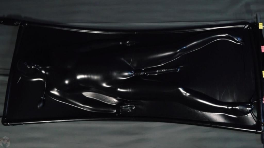 Orgasms in a black latex bed with a pear gag Do you remember Sonja's latex vacuum bed? Look at how it plays and shines. The girl couldn't resist and didn't miss the opportunity to experience orgasms with a vibrator and a pear gag.
