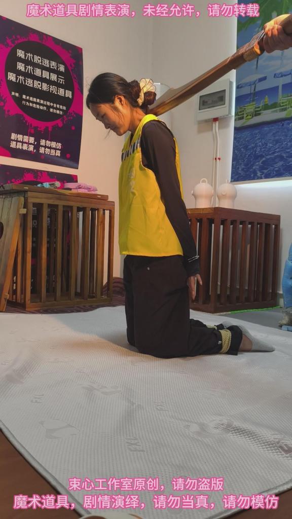 小月囚服五花捆绑一步绳，断头台，手铐囚犯人扮演，大刀斩首，简单剧情 束心魔术道具工作室，小月囚服五花捆绑一步绳，断头台，手铐囚犯人扮演，大刀斩首，简单剧情，唯美风格，本工作室摄影技术和剧情拍摄相对一般，无法和专业的摄影师相比，购买本工作室视频请知悉本工作室拍摄的视频短剧内容也许并不专业，本工作室各种古代道具断头台，古装捆绑剧情游戏，金属，木质道具，枷锁，金属站立枷，魔术木笼囚笼拘束架道具审xun椅，各种拷镣等魔术笼子等道具，本工作室秉持，绿色，健康，唯美，解压，为原则，可以体验定拍.            妖狐吧定拍 ，女生加入本工作室  （本工作室只收女生，只收女生，只收女生，很多男生cd问收不收的，我将不再回复！）         qq：3329311459              骗子勿扰，事多者勿扰！！！