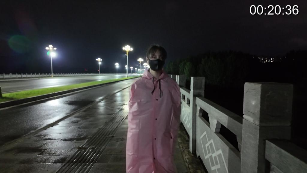 雨天户外全身捆绑去公园散步 谁能想到拉开雨衣，里边能捆绑的那么紧实（解压密码1234）