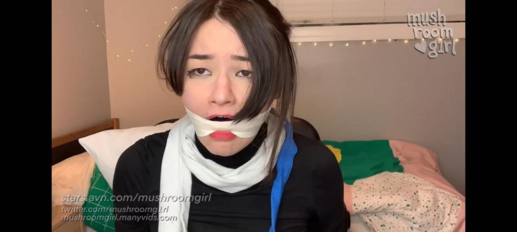 Mushroomgirl - the gagged humiliation of dr shroom 这是一个定制视频。背景设定：Shroom博士被勒索参与一场“慈善”束缚直播，而她却非常喜欢！！！！或者，至少她得假装喜欢。毕竟她的执照岌岌可危！（从法律上讲，我必须声明我并非持证心理学家）这个视频里有很多大的堵嘴物、令人说不出话的堵嘴桥段。享受吧！<br>this was a custom video. THE PREMISE: dr. shroom has been blackmailed into participating in a "charity" bondage livestream. and she absolutely loves it!!!! or, at least, she's gotta pretend she does. her license is at stake, after all! (legally i must disclose that i am not a licensed psychologist) lots of big, silencing gags in this one. enjoy!