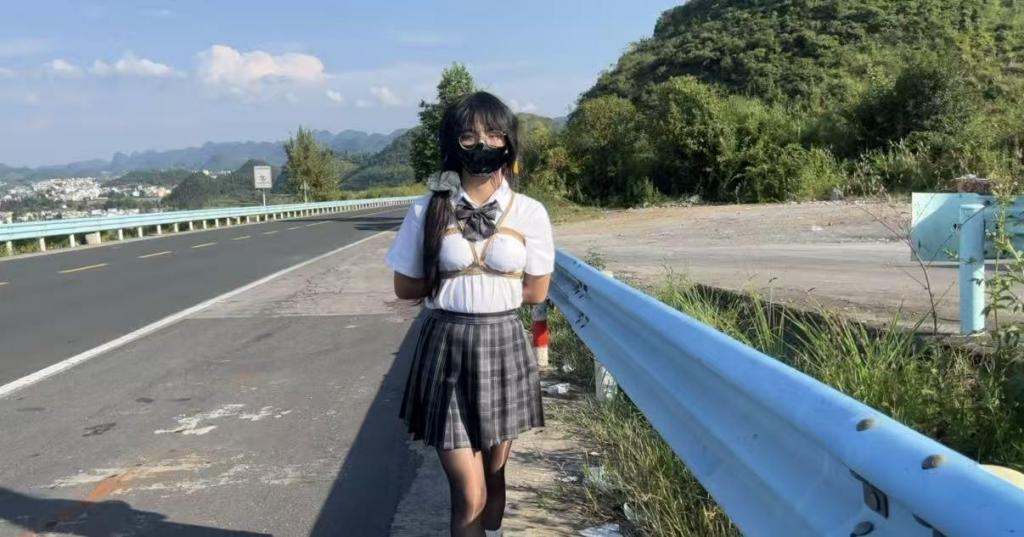 【桃花岛原创】小叶林间奇遇记（上）   这是一期林间户外捆绑挑战，酷爱玩户外的小m小叶，这些挑战的是在一座山上的游行，旁边很多车流，<br>还有两个司机还给小叶拍了羞照，没想到小叶竟躲了起来，怎么户外不就是给别人看的吗？<br>小叶：我害怕，好久没有户外了主人....<br>主人：那就今天让你自己挑路走好吧。<br>小叶：谢谢主人，那我这就为您引路.....<br>在一个路上捆绑好时还被一个三轮车大爷围观，可惜没有记录下来，随后小叶转悠了一圈过后，就随主人<br>坐车去了新的地方，也是在这里，小叶萌生了上山的想法....<br>当然，肯定不能让她那么舒服的上山，于是画面一转，小叶全身都被铁链拘束了起来，不知道做活的农民<br>叔叔看见了，是什么反应呢....随后到了山顶，小叶解开了铁链，随后再次捆绑了起来....<br>主人：这个位置不错，给你绑这里吧，看看有没有人愿意给你解开<br>小叶：这里这么孤僻，怎么会有人呢，不要啊主人<br>主人：这可由不得你.......<br>【接定拍，接体验男女都可，包妆造。诚招聘贵阳及周边女生模特，可以试拍，期待您的加入】<br>【模特也接线下约绳，有喜欢小叶的绳师或者老板可以加联系方式问小叶】<br>联系方式qq：3864743700