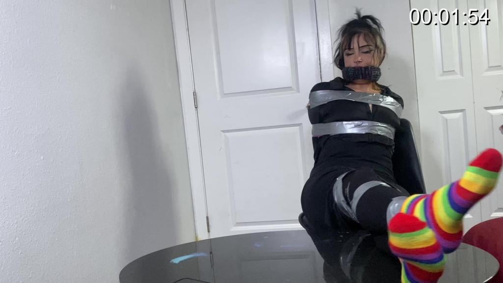 Lilith Vex - criminal minds 定制 - 莉莉丝从漫长的一天工作中回到家,脱下汗湿的靴子,露出脚底,<br><br>她在家里被一个强盗入侵,这个强盗已经在她的衣柜里坐了一段时间,用手堵住嘴,然后用围巾劈开,挠痒痒,嘲笑她<br><br>用很多胶带包裹。<br><br>Custom - Lilith vex comes home from a long day at work, taking off her sweaty boots she reveals her soles,<br><br>she is home invaded by a robber who has been sitting in her closet for some time, hand gagged then cleaved with scarf, tickled and mocked she is<br><br>Wrapped in a lot of duct tape.
