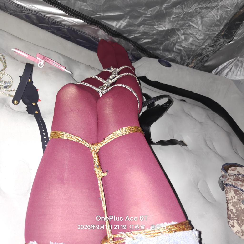 这会终于凉快一点了，但是这次仍然很失败很失败 终于凉快一点了，捆绑快完成了，结果灯没电了，刚好绳子不够长，顺势换成手铐了，差点没解开，最重要的是电击项圈，随机强度随机启动，最狠的几次我身体都在颤，差点想把它扔了，我下次捆绑不用电击项圈了，太痛苦了，刚解开 我就把它扔一边了。<br>手铐第一次发现解不开，我慌死了，赶紧尝试解开，好不容易解开后 我再重新调整，然后重新拷起来。<br>小亿只有这一套上衣，大家见谅，最上面的衣服都已经脏了，一股汗臭味，我准备换一套衣服，有想看的衣服，可以找我推荐，直接私信或者加我Q<span style='color:#b0b0b0;'>[隐藏文字，购买后可见]</span>，不定时上线，上线即回<br><br>这次真的很失败，很抱歉大家，我身材不好，而且技术还差，总是失败，小玩具也没几个，但是我会慢慢改进的，努力给大家更好的体验，也希望大家支持一下<br><br>知道有些人喜欢看挣扎的片段，在最后末尾放了28秒 手机拍的，虽然不好 但是呢 勉强看一下吧，如果你们有想看或者很喜欢的看的片段什么的 可以私信我 以后我可以多拍一点<br><br>另外，谁知道哪一家酒店有吊点，可以把人吊起来（重点是要便宜，最好是钟点房）
