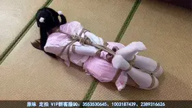 【荷露】定拍 微剧情 甜妹搜查官的潜入训练【上】 超紧直臂驷马白丝双马尾捆绑忍耐 结果被判不合格 工作室定拍QQ：1003187439、3553530645 备用2389316626，3104988182<br>【出原味妹子】（客服小洛：3553530645、3104988182） （红豆：3664704085）（玉箫：2389316626、366700880）<br>同好定拍，感谢授权我发布。甜妹搜查官的潜入训练【上】<br>剧情如下：<br>1、这次的潜入任务，目标人物常年混迹在紧缚俱乐部，荷露作为新人搜查官，换上了自己很自信的甜妹白丝双马尾，却被告知她不合格，荷露当然不服，决定必须要先通过训练在说。<br>2、而这次训练官直接给荷露来了个狠的！并肘直臂驷马，而且告诉她，必须要忍耐两天之后，还能笑嘻嘻的发自内心开心，否则就不合格。荷露刚绑上就有点后悔了，但她又不想失去这次机会，只能照做。<br>3、不一会，蒙眼封嘴的荷露就已经手臂发麻相当难受，而且不停呜咽想挣脱绳子，但却做不到。最后，训练官回来看看荷露是否受得了，结果荷露刚扯开封嘴的胶带，就马上大喊受不了要放开自己，结果训练官绳子是给荷露解开了，但也让她滚回自己的单位不要再来浪费时间……