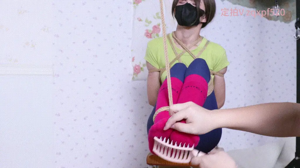 客订--雪儿红袜瑜伽服TK，SP报数，捆绑强高 服装 红色小腿袜  瑜伽裤<br>背景---雪儿是一个私教老师，专注于上门给孩子一对一私教，这天接到一个高薪的私教单子，除了位置有点远，没啥特殊的，但是单价确实正常的十倍，问了问群里同事，同事说这家孩子有问题，没人愿意接，去过的私教都狼狈不堪，而且不敢说发生了什么。雪儿心想一个孩子能咋样，于是接单前往郊区的别墅区上课。雪儿来到别墅，却被要求换上红色袜子，碍于单价雪儿答应了，然后雪儿接过小孩递来的水，喝了一口准备上课，刚拉伸完毕就突然感觉眼前一黑......本剧开始<br>雪儿被固定在龙门架，脖子被链条左右固定，浑身被绳子固定，下面有绳子勒住了私处，这时小男孩走过来开始对雪儿上下起手，SP，抚摸为主<br>第二慕把雪儿强制撅起屁股，然后一直SP，让雪儿报数，从才开始的嘴硬到屈服<br>第三幕把棒棒固定在下面，放置一段时间，第一视角去摸雪儿<br>第四幕把雪儿双脚吊起来，脚底对镜头，开始疯狂TK，最后让雪儿啸晕过去，来个全景结束<br><br>雪儿坐标天津，经常出去玩，可以偶遇<br>舞蹈生汐汐已经返校，喜欢一字马，极限捆绑的可以定拍啦<br>工作室长期招聘素人女生，女绳模。提供拍摄绳模服务，女M陪玩，提供线下，线上课，约绳体验，约绳模练绳体验，拍照服务。<br>然后日常可以找雪儿聊天，提建议，说出自己的期待哦~防失联V在工作室首页{平时不咋回复的}，百度网盘的更高清，下载后先解压，然后改后缀为MP4，解压密码xueer<br><br>推：@juanjuan020309（之前的被封了，榨汁现在发布了了）定拍，服装赞助，原味，体验课，约绳请 工作室V:zqxpf520<br>