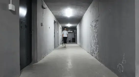 【忘忧社工作室】新模特晓晓面试试镜剧  本视频是新人模特晓晓面试试镜拍摄。 剧情：王闵做为一名法律系大学生，毕业后又在法务部门干过，确看不惯那些一看到美女就想入非非的男人，但是她并没有用正确的途径，反 【忘忧社工作室】新模特晓晓面试试镜剧<br><br>本视频是新人模特晓晓面试试镜拍摄。<br>剧情：王闵做为一名法律系大学生，毕业后又在法务部门干过，确看不惯那些一看到美女就想入非非的男人，但是她并没有用正确的途径，反而利用美色用麻醉抢劫的手段做为惩罚她所谓的坏人。<br>被捕后在审讯室里不屑一顾，态度嚣张，但法网恢恢她终将为自己的行为付出代价。定拍联系：3850460505