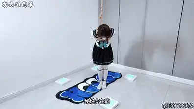 【灰太狼的羊】美女挑战灯板游戏通关，每每失误就会被郊狼高强度电击，最终被惩罚跪缚，用各种道具挠痒痒【扎带➕灯板游戏➕郊狼电击➕跪缚➕胸缚➕挠痒痒➕筋膜枪】 【灰太狼的羊】美女今天要完成的游戏任务是，顺利通过灯板充电游戏这个关卡，否则就会被狠狠惩罚。用日式胸缚捆绑上半身，这时胳膊和手也被紧紧束缚住，将四个灯板放在四个角落，“电池充电”游戏就开始了。四个灯板代表四块电池，游戏开始后，电池会持续掉电，婉婉要不停地长按四个灯板，如果电量掉光或者充电过慢，就会被电击10秒。为了增加游戏难度，这四个电池会随机出现故障，需要在4秒内连续两次踩下与故障电池相邻的两个灯板，才可以排除故障。婉婉刚开始玩游戏很顺利，但是一出现故障，她就十分慌乱，因为无法排除故障，就会被电。随着错误次数的增多，婉婉腿上的束缚也会增加，她的大腿和小腿都被扎带束缚住了，移动速度也变得很慢，这也意味着她被电的次数增多，照婉婉的话来说，就是“虐人小游戏”，婉婉的性格特别好，可以自言自语玩游戏，特别有节目效果。更多精彩内容请看正片~<span style='color:#b0b0b0;'>[隐藏文字，购买后可见]</span>