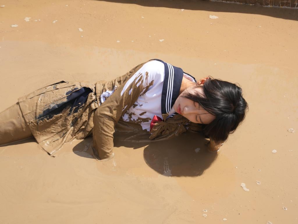 A26 水手服陷入泥潭中，头部沉入 喜欢记得购买哦
