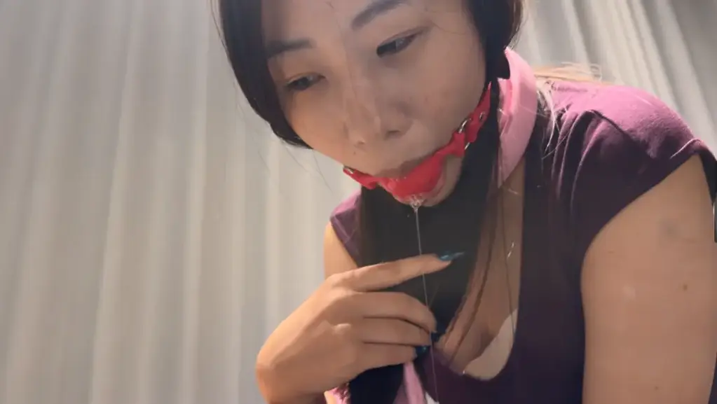 小女奴定时锁禁锢10小时玩弄（第二部）（由于操作不当，变成整整禁锢20小时） 整篇介绍：因此片禁锢时间太久，所以首先郑重声明此次拍摄事前和模特商量并且同意，没有任何逼迫行为。<br>我们设计的是整整10小时的禁锢游戏，结果因为使用定时锁不熟悉，在10小时到达的一瞬间，操作不当又直接锁上10个小时.先说结果，戴颈首枷锁整整20小时。在操作失误后，立马就到物业去接钳子，但是由于定时锁是很细的钢丝组成的，拧了很久拧不断，想到暴力砸锁的，但是就是用钳子拧的时候晃动着模特脖子都受不了，所以就放弃这个办法。说最终结果吧，到晚上11点40多分的时候实在没有其他办法了，就用香皂，洗衣液，给模特手上涂满，左手比较顺利用了不到几分钟时间就抽托出来了，而右手弄来弄去弄个大半个小时才把手弄出那个枷锁孔，玩过这个枷锁的都知道，这个枷锁孔是很小很小的，这个女孩子幸亏手很小，不然即使用香皂慢慢的也弄不出来，到最后就是枷锁还套在脖子上，双手总算是解放了，一直到早上7点的时候定时锁才自动打开。视频里全部都有时间段的特写，全程真实，后十小时全程是无奈，难受，我自己也特别的累。<br>下面介绍视频：视频剪出来总共大概有6、7小时，把中间睡觉、放置没有互动的基本都删掉了，而且全程10小时的文件也太大，不好上传。本次上传的视频是用六小段组成的第一部，成片分三部发布，第一部分也是刚刚剪出来就上传了。<br>主要玩法有大量恋足、恋丝片段，戴着枷锁脚镣贞操带压舌口环户外游走，截图只能截30张，没法截更多精彩的截图放上，各位老板在视频里自行观看。<br>模特戴上这个道具10小时吃饭喝水这些都不是问题，但是唯一最最最难为情的就是上厕所，这个当时考虑到能坚持10小时问题不大，最多是小解，我闭上眼睛协助她一下就能完成，但是中途却有一次大解，视频里有这个完整的尴尬到死的片段，我也很尴尬。其他在这里不多介绍，大家自己慢慢观看。<br>本部介绍：第一部里面基本介绍了这10加10小时一共20小时的大概情况.<br>本片开篇8分钟时就是个无比尴尬的时候，小女奴戴着枷锁上厕所无法自行解决，求我帮助她完成....<br>另外有外出走动的一段情节，戴镣戴着枷锁就这样出去了，行动被束缚着，再户外被蚊虫把穿着丝袜的美腿叮了好多大包。<br>本部也压缩至两个小时左右，第三部还有两个多小时，总共前面的10个小时的视频剪辑出来6个多小时。<br>本片经过模特同意拍摄无任何逼迫及不良拍摄行为。<br>业务联系QQ：2210610585<br>解压密码：54321<br>祝各位老板身体健康，马年发大财