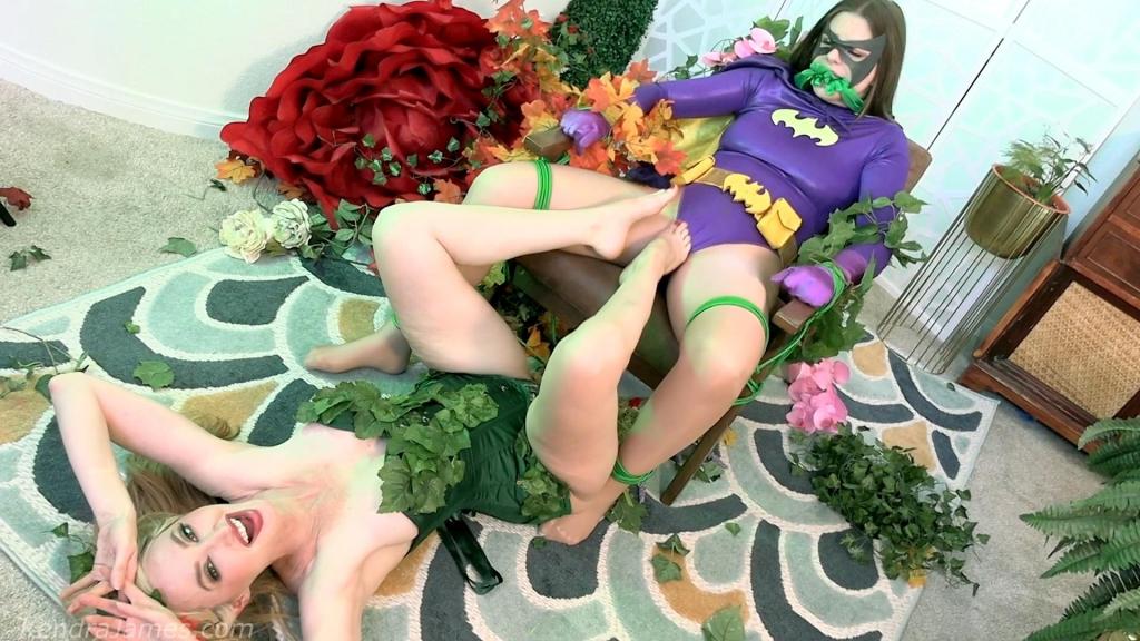 Batgirl &amp; Poison Ivy: Dangerous Temptation - Kat Snow + Kendra James Batgirl finds herself creeping around outside Poison Ivy's lair when she stumbles into sinking moss and loses her shoes. She continues her search for the hedonistic plant queen and soon finds herself ensnared in Poison Ivy's creeping vines. Poison Ivy, dressed in all of her curvy allure, takes full control, teasing her captured heroine with every touch. The scene is pure fetish fantasy, blending superheroine role-play with a heavy dose of foot worship. Batgirl in bondage, restrained and helpless, succumbs to Poison Ivy's seductive power as her stocking-clad feet become the center of attention. Every inch of her body is explored, from her manicured nails to her heels, as Poison Ivy revels in her dominance. The villainess teases the bound bat brat with a vibrator, making her cum multiple times. The tension builds as Batgirl struggles, her moans a testament to Poison Ivy's skill.<br>蝙蝠女侠在毒藤女的巢穴外徘徊时，不慎跌入下陷的苔藓中，鞋子也丢了。她继续寻找这位享乐主义的植物女王，却很快发现自己被毒藤女的藤蔓缠住。毒藤女身着性感撩人的服饰，完全掌控了局面，每一次触碰都挑逗着被俘的女英雄。这一幕纯粹是恋足癖的幻想，将超级女英雄角色扮演与浓厚的足部崇拜完美融合。被束缚的蝙蝠女侠无助地屈服于毒藤女的诱惑，她穿着丝袜的双脚成为了众人瞩目的焦点。从她精心修饰的指甲到脚后跟，毒藤女探索着她身体的每一寸肌肤，尽情享受着自己的支配地位。这位女反派用振动器挑逗着被绑住的蝙蝠女侠，让她多次达到高潮。随着蝙蝠女的挣扎，紧张气氛不断升级，她的呻吟声证明了毒藤女的高超技艺。