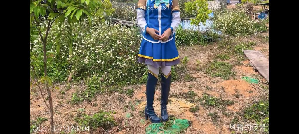 阿库娅踩泥 水之女神阿库娅发现了一滩奇异的流体，于是她决定下去试试。