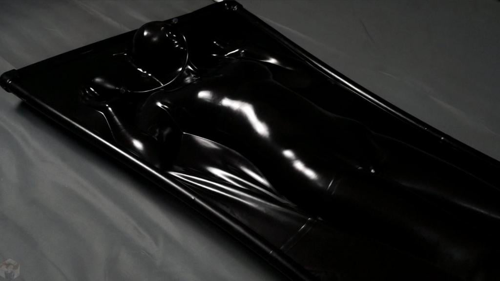 Struggle in new black latex vacuum bed Sonya has a new crib. Not just any crib, but a black latex bed. The girlfriend decided to try it out. And also to try out the pear gag.