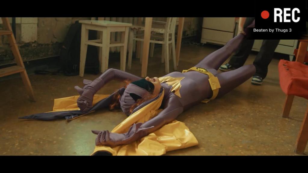 Beaten by Thugs 3 Superheroine defeated by her enemy.<span style='color:#b0b0b0;'>[隐藏文字，购买后可见]</span>