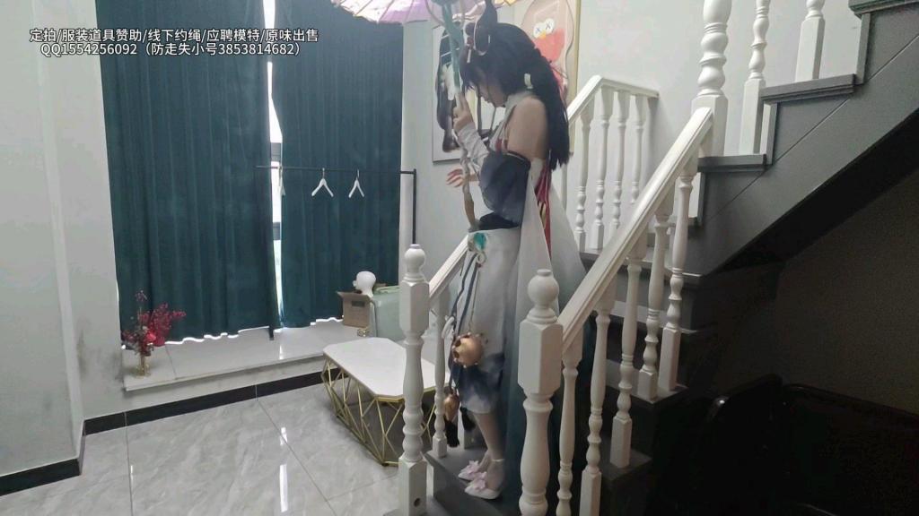 [XcTian]小云离恨烟cos两个半小时超长放置 驷马放置在桌上经历强高控制＋反复电击（上） 工作室现有意向拍摄窒息向作品 有意向体验或窒息同好欢迎咨询交流 坐标江苏常州<br><br><br>百度网盘压缩包解压密码购买后显示<span style='color:#b0b0b0;'>[隐藏文字，购买后可见]</span><br><br><br> 放置全程三到四小时以上，视频内容两个半小时，因大小原因所以视频仍旧分为上下两期（平台限制视频上限为3G，视频总大小6.3G）<br><br><br>本期视频来自于一位老板的定拍，长达两个半小时的放置，角色是老板指定小云cos的公孙离离恨烟 白丝lolita高跟鞋。前五，分钟是小云的服装展示/驷马展示随之而来的是20分钟的桌上挣扎。之后将小云放倒在桌子上以驷马的姿势绑起来，中间尝试强行给小云戴上口球，小云奋力反抗但仍旧无济于事（长达三分钟的反抗）<br><br><br>应老板要求本次放置内容全部没有提前通知小云，所有事件对小云来说都是突发事件没有做好心理准备，同时小云全程佩戴郊狼 啵啵贝以较低档位运行，持续折磨，同时会根据老板的指示在放置过程中对小云进行电流放大/强高刺激/高潮控制，让小云每一刻都不知道自己接下来要面临怎样的折磨<br><br><br>定拍/服装道具赞助/线下约绳体验/应聘模特/原味出售<br>QQ1554256092（防走失小号3853814682）坐标江苏常州<br><br><br>线下约绳体验方面女生免费体验（可报销路费）男生需要付费 好看的伪娘可酌情接受互勉<br><br><br>工作室现在开放线下约绑模特，仅对熟客开放（只接清水绳缚 轻调教内容 想歪勿扰）价格较高，建议有预算的朋友再考虑<br><br><br>目前工作室有意向开设女s（小云）线下调教约绳，目前想法为雏形暂不完善，有想法的朋友欢迎交流联系<br><br><br>新人工作室，纯大学生为爱发电随手拍摄，视频质量如果不是很好的话希望谅解一下 在此致歉<br>未来暂定拍摄方向为cosplay,lolita两大主流方向，有什么想看的角色也可以和我提意见