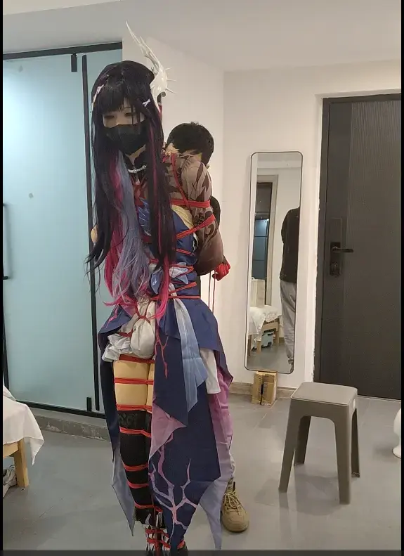 海瑟音cos捆绑，尝试只用一张凳子为支点驷马 海瑟音cos捆绑，有部分捆绑过程，绑的非常紧，尝试在一张凳子上驷马（真的很难受所以没有坚持多久），最后在地上玩弄，并让筋疲力尽的海瑟音自己尝试起来（尝试起来的结果没有，因为最后实在太累了是被拉起来的）<br>伪娘cos，介意勿拍，驷马，紧缚，单点支撑