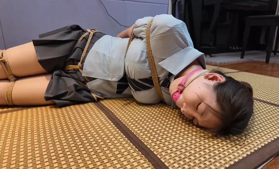 被发现自缚的秘密 幽暗的楼道里风衣自缚，被发现从而带入调教室，加固绳子，丝袜勒嘴，口球加固，漫长的挣扎。<br>提供私人定制绳艺视频、定制绳艺体验、约拍模特、牢房体验、私人定制体验、剧本体验、出售配方麻绳、原味、另外招募绳艺模特、视频统一解压密码6666 定拍联系QQ419018109请标注妖狐并表明来意