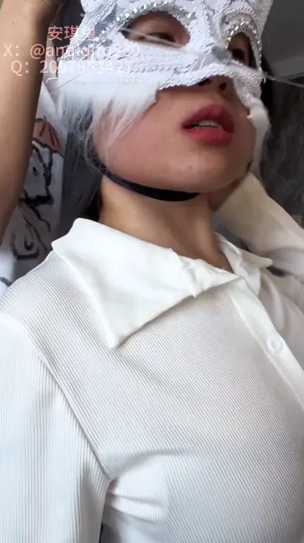 安琪兔职业装ol窒息play 兔兔本人穿着职业装搭配黑丝高跟被情敌闺蜜用绳子勒住脖子，呼吸一点点减弱 娇媚的脸蛋逐渐变红的过程，她真是一点也不手下留情！#上吊 #绞刑 #窒息 #脖子 #掐勒