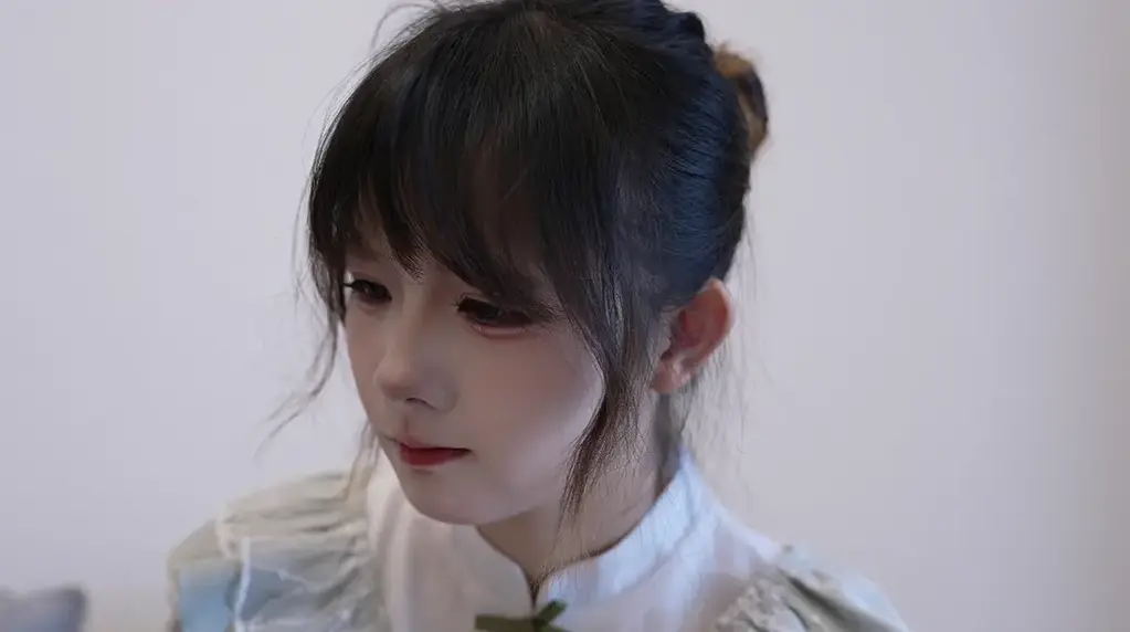 【定拍授公映】引狼入室 女主对着茶几上摆放的试题犯了难，表示自己最近没有好好学习，一会儿老师来了一定好好请教，自己今天打扮的美美的，还穿了高跟鞋，一会儿跟闺蜜去国风漫展上狠狠出片，没过一会儿响起了敲门声，老师来了，可老师从见到女主起心里便起了歹意，一直色眯眯地盯着女主，同时女主问他问题时，他也故意凑的很近讲解并借此占女主便宜，但是女主一直没有在意，一心放在学习上....<br>------------------------------------------------------<br>老师查看了一下发现女主已经昏过去了，于是将女主抱到自己怀里，摸着女主的脸蛋感叹道，今天运气这么好，碰见这么极品的学生妹，然后开始掀起女主的裙子开始玩弄女主全身...<br>------------------------------------------------------<br>在老师准备要玩弄女主私处时，女主迷迷糊糊醒了，看着面前的老师大喊到你这个变态，你是不是给我下药了，然后从老师怀中挣脱开来，踉踉跄跄地向门口逃去，老师急忙从口袋中掏出来绳子追上女主并从后面勒住女主脖子......<br>定拍合作请联系QQ2838269780 1372181502 网盘解压密码bill 不要在线解压 感谢定制老哥支持公映