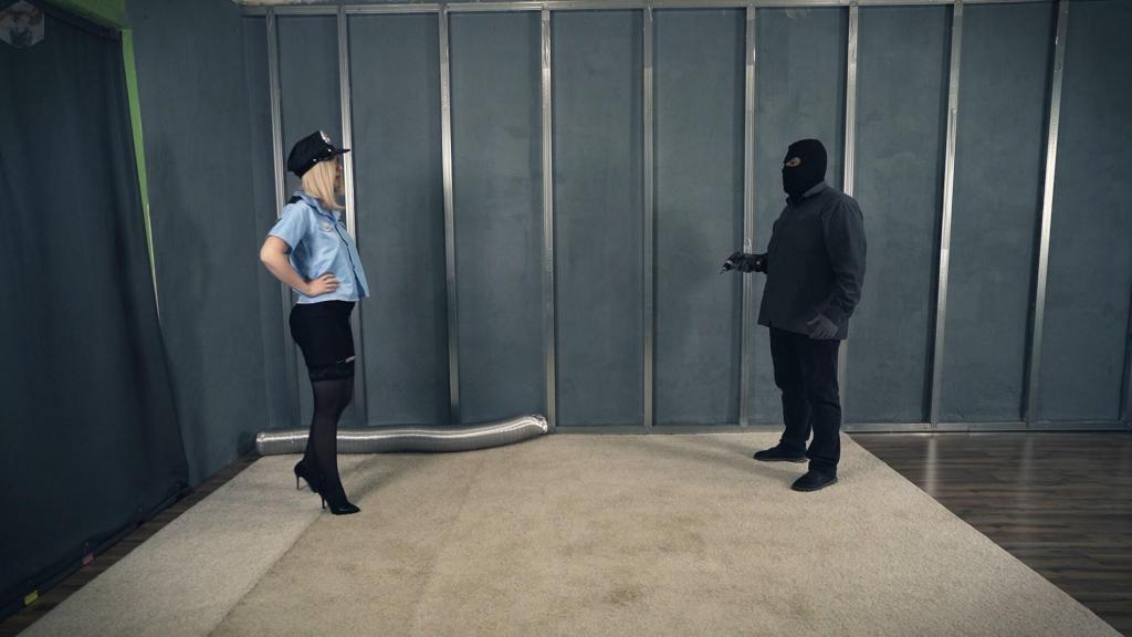 The police came to Mr. Bob's house, vacuum bed Suddenly, the police descended on Mr. Bob's house, claiming he was disturbing the neighbors. But Mr. Bob immediately realized who had sent this fake policeman and why, and decided to teach him a lesson and send him back to his original perpetrator.
