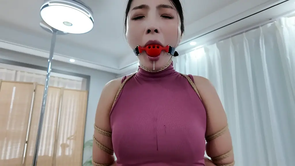 佳佳五花口球吊脖 佳佳这次穿着红色裙子黑色丝袜，被五花紧缚后，吊起脖子，高跟鞋被吊离地面，只能脚尖苦苦支撑，最后还被脱掉鞋子，只能踮起脚尖，这个过程痛苦不堪，屁股身体还被疯狂鞭打。佳佳差点背过气去。喜欢的朋友支持一下，接各种剧情定拍，模特约拍，详情加q232635397，价格优惠。<span style='color:#b0b0b0;'>[隐藏文字，购买后可见]</span>