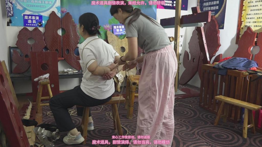 两个中年妇女客串演员，绑架游戏剧情第二集，二人互相学习捆绑，挣脱，鱼形木枷锁，脚镣，横屏拍摄版 束心魔术道具工作室，两个中年妇女客串演员，绑架游戏剧情第二集，二人互相学习捆绑，挣脱，鱼形木枷锁，脚镣，横屏拍摄版，唯美风格，本工作室摄影技术和剧情拍摄相对一般，无法和专业的摄影师相比，购买本工作室视频请知悉本工作室拍摄的视频短剧内容也许并不专业，本工作室各种古代道具断头台，古装捆绑剧情游戏，金属，木质道具，枷锁，金属站立枷，魔术木笼囚笼拘束架道具审xun椅，各种拷镣等魔术笼子等道具，本工作室秉持，绿色，健康，唯美，解压，为原则，可以体验定拍.            妖狐吧定拍 ，女生加入本工作室  （本工作室只收女生，只收女生，只收女生，很多男生cd问收不收的，我将不再回复！）         qq：3329311459              骗子勿扰，事多者勿扰！！！