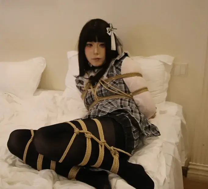 地雷系小伪娘被m字开腿绑在床上震动高潮 黑丝小伪娘，上身是日式反绑，下半身两条腿分别被折腿缚紧紧绑起来<br>震动棒上下一起开动直到出来