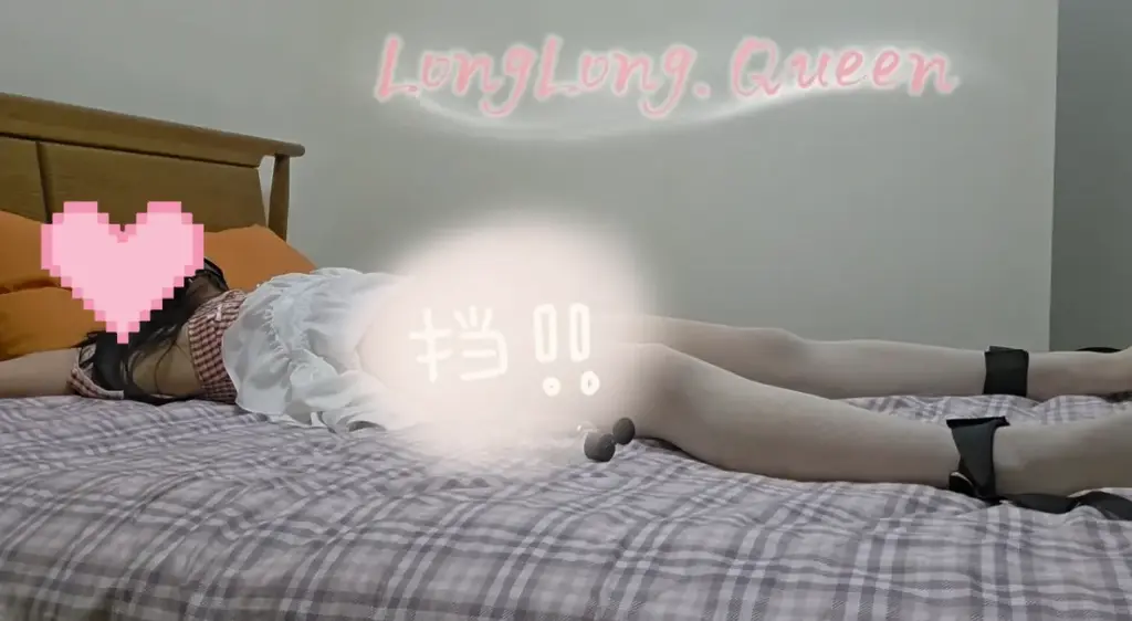 better010 男娘 拘束  丝袜控 毁灭高潮 丝袜责 原味丝袜  榨汁 刑罚 寸止 手丝 抽搐  窒息 堵嘴 better010 男娘依旧 今天白丝小男娘，穿着性感吊带裙，很性感哦，身材窈窕身姿，谁看不迷糊，我把刚脱下来的丝袜团成一团塞进他嘴里，大字绑。手腕脚踝拉开，整个人摊在床上，像被钉死的字，丝袜责先开始，慢慢的用震动棒，先从蛋蛋开始再到屁屁，全程被刺激的叫，一直叫????，一碰到龟头，两条腿死死的夹住发出叫声，震动棒这时抵上屁眼，开到最高档，一直嗯嗯嗯……快哭了????，后面快结束的时候身体一抖一抖，结束之后还来一句坏女人????<br>联系龙龙企鹅咨询1428942818。推X @Longqueenvr 坐标长沙，只喜欢全包，榨汁和龟头责的龙龙 龙龙穿丝袜较多，天冷没有重口味，龙龙有好用，不贵的睡袋需求可以联系龙龙，一般自用一晚，不洗  睡袋主要为缎面，丝绸类，做裙子的面料<br>