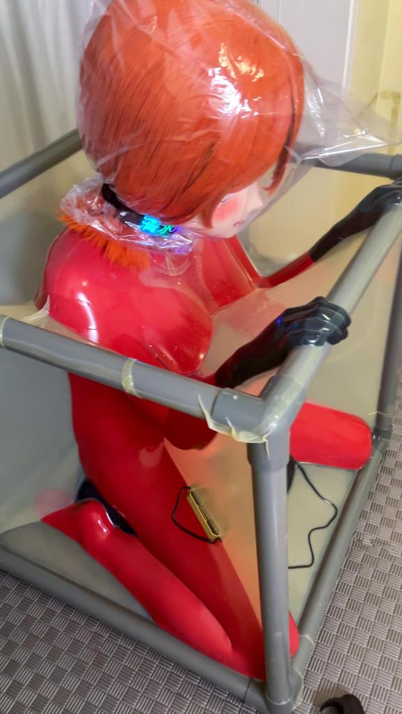 【凯璐kigurumi】红色胶衣马鞍坐垫透明真空柜，郊狼电击超狠调教绝望惨叫 这次可能是玩的最狠的一次了......凯璐穿着红色胶衣进入了透明的真空柜，坐到了马鞍坐垫上，抽紧之后完全动不了，整个人被死死的固定到了柜子里面。刚开始郊狼开的还低，没什么感觉，但后来郊狼越开越大，电的直接快飞起来了，一直在惨叫但完全挣脱不开。视频看着只是在晃动身体，其实已经使尽了全身的力气在挣扎了，抽得太紧，连一根手指都动不了，到后面还被套上了袋子，套着袋子还在被电，感觉马上就要晕了，拼命地呼救，还不给解开，直到最后两眼发黑的时候才解开owo，太狠了玩的......