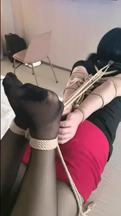 曼曼的直臂驷马口水直流 ！交流购约绑教程请加2458680476！ 女m曼曼常驻工作室需要定拍曼曼的请大胆联系！<br>工作室坐标浙江湖州:<br>解压密码:2458680476<br>解压网盘文件视频更高清<br>✔工作室有常驻女绳师。欢迎客户来体验被绑！男女cd都可以。<br>定拍、约拍、绳艺体验、介绍江浙沪的低价绳模,介绍江浙沪的女s,也欢迎在江浙沪的小姐姐们过来体验绳艺，工作室长期诚聘模特感兴趣的小姐姐欢迎咨询！<br>✔✔为了方便各位同好约绑，工作室最新推出了一个非常详细的约绑教程。里面有非常详细的从零基础开始教大家如何认识妹子，如何与妹子沟通等等。非常的实用，有兴趣的各位同好加qq2458680476手把手教你100%<br>能让你成功约绑附近妹子，<br>出售原味丝袜，原味口球等，有<br>兴趣可以咨询。<br>✔联系方式:qq2458680476<br>欢迎同好可以一起交流学习，有兴趣的朋友也可以提供服装和道具以便于视频拍摄。另外招募江浙沪的合作伙伴 ，也欢迎同好对工作室拍的视频提出宝贵意见非常感谢!