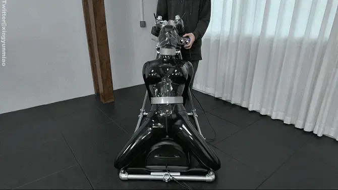 Reflective Desire的钢管刑架再次复刻——这回加了点猛料，坐入马鞍炮机再铐上刑架｜全程机械强制前高｜泳帽窒息｜防毒面具+双负压瓶呼控｜固定按摩棒怼着敏感处前后夹击【ZHUA194】 内容详细——<br>•几乎百分百还原 X:@Reflective Desire 的钢管拘束装置，原版图见P2。这套装置我们在 ZHUA191 就拍过一期。铁铐与钢管连接件完美融合，从脖铐到腰铐，再到手腕和脚踝——除脚踝外，其余铐具全部与钢管架锁死，牢固得像焊上去一样，靠自己永远也没办法挣脱。<br><br>• 双膝跪地，坐入马鞍炮机。脚踝铐在两边，脖铐箍住脖子，腰铐把爪爪的身体强行向前顶起，腰背被迫弓起，手臂被拉直往下压，手腕被手铐锁死。整个人被钢管架和炮机一起钉在原地，连晃一下都难。<br><br>• 头戴微孔头套，全身乳胶衣包裹，腰先被束腰勒紧，再被腰铐二次箍死。主人打开机械后，后穴被上下抽插，下体被高频震动。身体全程紧绷，腰被勒到呼吸发浅，头套微孔又被汗液糊住，进气越来越少。这时主人拿出乳胶胶片和泳帽，轮番套上爪爪的脸——多重窒息叠上去，只能张大嘴巴拼命呼吸、喊叫，一边摇头求饶。<br><br>• 爪爪身后还有个显眼道具：双负压瓶。比起前面的完全窒息，这一环单独看难度不算最高。但是别忘了，胸腔和腹部正被钢管架死死压着。负压瓶要大口呼吸才能吸到足够空气，胸腹却抬不起来——看来爪爪今天是凶多吉少了。<br><br>• 接上负压瓶后，前面再加一套装置：被钢管固定住的按摩棒，怼着爪爪的敏感处持续震动。后穴被机械抽插已经够刺激，下体再被顶着震，前后夹击，再叠上爪爪最喜欢的呼吸控制。再能忍的爪爪，也只能被迫缴械在这套装置上~~<br><br>温馨提示：爪爪发射时间在30:40后<br>注意！：本片爪爪是伪娘<br><br><br>解压密码：ZHUAZHUA<br>Twitter：@xingyunmiao<br>Telegram:@zzZHUA<br>作品编号:ZHUA194<br>