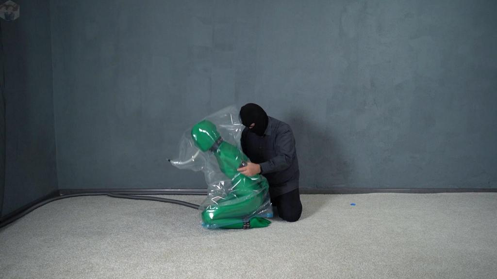 绿色 Zentai、皮革手铐与真空袋 鲍勃先生终于抓住了绿人，决定拿他稍微玩一玩：戴上皮革手铐，塞进真空袋。