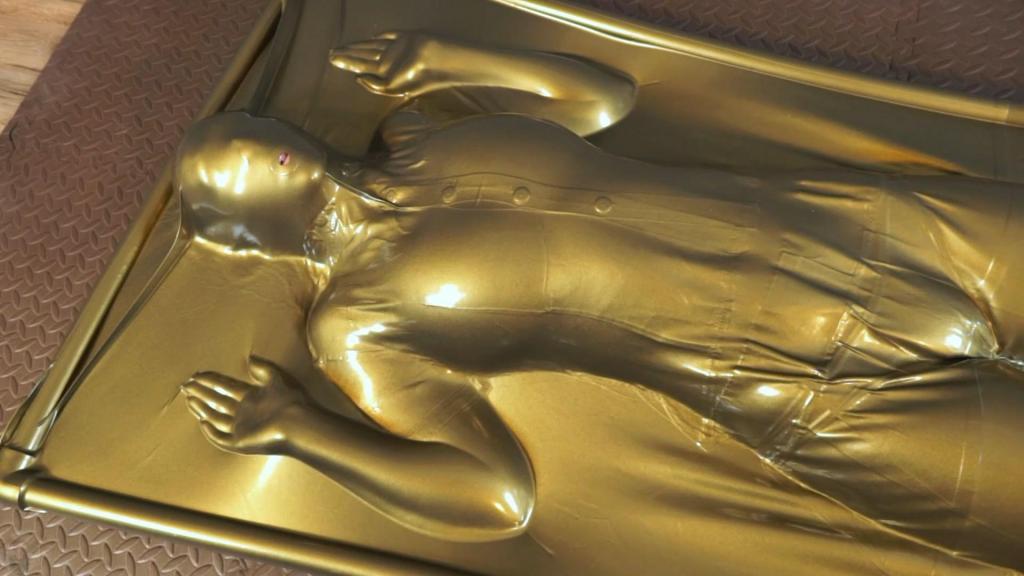 Golden vacuum bed, School girl game The guys have a new vacuum bed.<br>Schoolgirl Sonya sees such an expensive vacuum bed for the first time. It is covered with gold powder and is very expensive. The girl couldn't help herself and decided to bask in it.