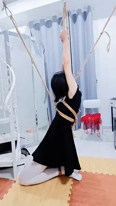 【追风】这样玩有点小虐 小M差点哭出来了 小M双手 脖子 前胸 腿部 固定住加上鞭打和郊狼高档电击 不停的挣扎和哀嚎<br>游戏入口：广东 广州   Q：744324232 欢迎同好交流约玩<br>解压密码：windgames