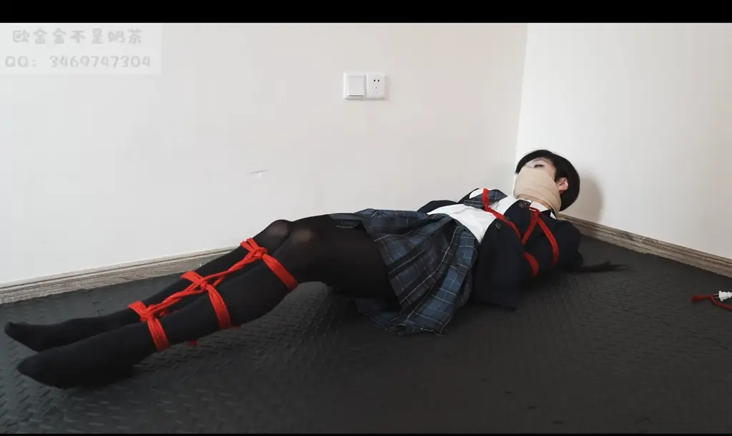 【欧金金工作室】【定拍】jk少女的自缚大危机~自缚失败被神秘人入室迷晕，丝袜堵嘴狠狠tj榨汁！ 今天家里只有自己一个人，jk准备好绳子想要偷偷自缚爽爽，但是他不知道有坏人早就瞄准好了这个机会，用来自缚发泄的绳子成了给坏人准备好的作案工具？！醒来后发现嘴里被塞上了还没来得及洗的丝袜，甚至还多蒙了两层，精疲力竭的jk酱挣脱失败，下场只有变成小喷泉惹~~<br><br>（出演被缚模特是伪娘~，请注意甄别~）<br>(网盘视频大小：1.35GB，双重压缩，解压密码在第一次解压后的txt文件里)<br>如对内容感兴趣或想要定拍及其他需要~请联系企鹅: 3469747304交流喵~<br><span style='color:#b0b0b0;'>[隐藏文字，购买后可见]</span>
