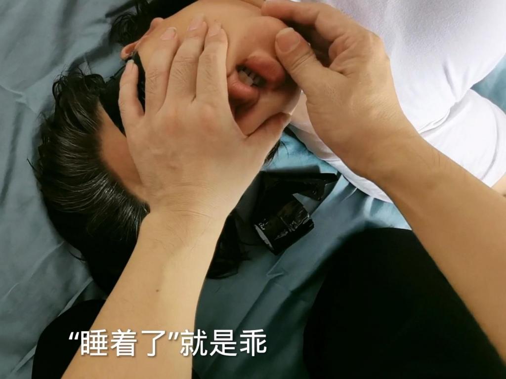 《家教老师的噩梦》迷晕玩弄脱衣股绳捆绑驷马监禁放置挣扎 绳艺馆原创作品，订拍QQ120506109<br>        小伙不满老爸请家教补课，于是趁美女家教老师不注意给她水杯加料，骗她喝下后很快晕倒，趁机脱鞋玩弄丝袜脚，把胳膊、腿抬起又摔下、捏脸打脸、强制张嘴捏嘴玩的不亦乐乎。<br>        然后脱掉裙子玩腿玩脚，还紧紧绑了股绳，绑的时候很恶意的故意勒进去，勒的美女迷糊中差点“嗯”出声，担心美女醒了逃跑喊叫，开始用绳子紧紧捆绑双脚脚腕，绑紧后还不放心，开始用黑胶带一圈一圈紧紧粘住眼睛和嘴巴，正要哪绳子捆绑上身，此时美女幽幽转醒，动了一下丝袜脚发现自己被绑的好紧，刚要喊叫发现嘴巴也粘的好紧，呼喊声化作动人的“呜呜……”声。<br>        终于明白自己处境的美女剧烈挣扎起来，站起身想要解脚腕上的绳子，无奈太紧了越急越解不开，只能一点一点挪动想要逃跑，眼睛被封的很紧，弄错了门的方向，急得双脚艰难的跳着挪动，小伙自信自己绑的很紧很紧，也不着急任她逃跑，结果美女不小心摔倒在床上。<br>        小伙压上去脱掉衣服，开始狠狠捆绑上身，最后还把双脚连起来，绑了一个紧紧的驷马，随着绳子一道一道勒紧，美女心里一点一点陷入绝望，感到逃脱无望只能拼命挣扎着“呜呜”乱叫，被监禁放置的她不知道将要面临什么可怕的东西……<br>第一视角拍摄，剧情完整，代入感很强<br><span style='color:#b0b0b0;'>[隐藏文字，购买后可见]</span>