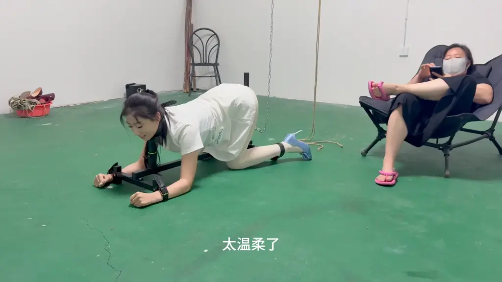 媚娘工作室-k9架折磨被逼飙脏话 媚娘工作室<br>V:13276906707<br>线x体验 私人定拍 线下陪玩 约绑模特 全国上课<br>壹壹第一次见k9架，很是新奇，媚娘让壹壹试试，没想到束缚好就下不来了，壹壹来回折腾挣扎，媚娘就坐在后面椅子上悠哉游哉，壹壹急得开始爆粗口了，最重的脏话居然就只是“混蛋”“变态”媚娘只当她是可爱，口球一带，绷带包嘴包眼，让她自己玩去吧...