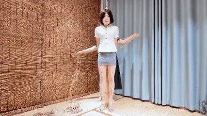 《伪娘的竹竿初体验》站着然后把竹竿放到后面绑起来强制站立，呼吸头套、高跟鞋罚站、充气口塞、胶带蒙眼。榨汁训练器，由于第一次被这样绑着才刚刚开始就已经释放 玩个新花样，拿着刚拆下来的竹竿，给伪娘绑到竹竿上，跟竹竿融为一体束缚在竹竿上， 后背只能挺直腰杆站着。穿着10厘米的高跟露趾鞋，肉色夹趾袜供大家观赏！<br>啊......才刚开始套上头套，下面带着的训练器蠕动了几下，这么快到兴奋的舌了， 主人哪会取下来，还是玩弄着，继续带着发射器能不能榨干这个骚伪娘呢？<br>♠ 因为喜欢，所以更专业。<br>♠ 当然欢迎大家定拍各种作品以及剧情片，竭力创作。<br>♠ 定拍、约拍、各种视频欢迎咨询<br>♠ 一心追求绳艺 探索各种姿势的奥妙 追求极致的捆绑艺术<br>♠ 专注紧缚捆绑而不失紧缚带来的体验感<br>♠ 工作室提供免费化妆服装体验（圆同好朋友一个女装梦）<br>♠ 以上模特的化妆均有本主亲自塑造<br>♠ 支持原创是我们创作的最大动力<br>♠ 网盘解压密码：<span style='color:#b0b0b0;'>[隐藏文字，购买后可见]</span><br>♠ 定拍视频、约拍视频、预约体验（伪娘、男生都可以体验）、原味衣物道具出售!!!详情加下方联系方式咨询<br>♠ 联系方式：Q<span style='color:#b0b0b0;'>[隐藏文字，购买后可见]</span> 备用 Q<span style='color:#b0b0b0;'>[隐藏文字，购买后可见]</span> V<span style='color:#b0b0b0;'>[隐藏文字，购买后可见]</span><br>♠ 绳模敏儿的约绳联系方式 Q<span style='color:#b0b0b0;'>[隐藏文字，购买后可见]</span><br>♠ 诚招山西附近的女M、伪娘，有兴趣的可以加上方联系方式咨询!伪娘免费化妆 不要发邮件！！！！发邮件咨询一律不回！<br><br>♠ 定拍视频、约拍视频、预约体验（伪娘、男生都可以体验）、原味衣物道具出售!!!详情加下方联系方式咨询