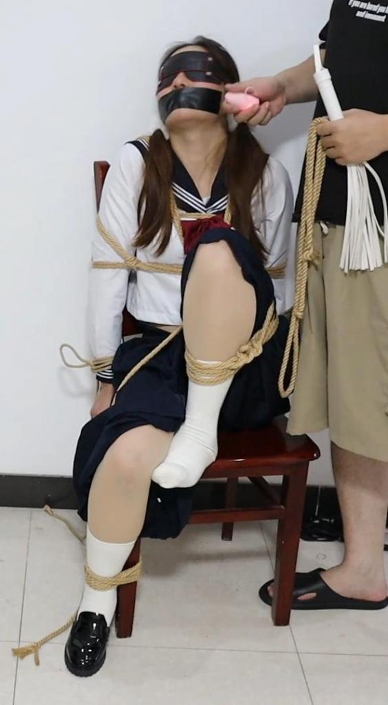 【荷仙素人实记】椅子缚捆绑玩素人女生4号  两种梆姿，水手服少女鞭打凌辱，语言羞辱，玩具挑逗，害怕的惊叫连连，全程挣扎委屈想求饶却被堵住嘴说不出来话， 每一个号都是不一样的女生，4号是属于很喜欢捆绑的女M，打着打着就很有感觉，但是忍不住想挣扎，男主越打越狠，越打4号叫的声音就越大，玩具玩弄之后更上一层的感觉