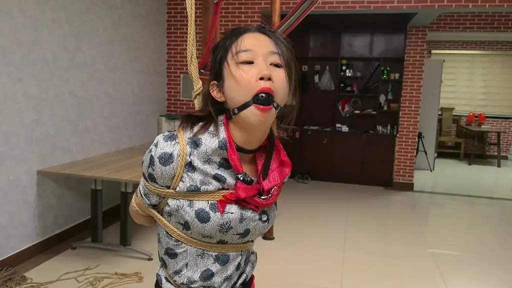 定拍：空姐劫难-茹茹 空姐茹茹因为上班踢了下属一脚，下属想虐她的足。因此她下班回到家，被早已埋伏在门口的下属按倒，背铐起来，嘴里被强硬塞上口球（黑色带孔的），带上项圈，拉到了调教室按跪下来﻿。茹茹挣扎但无用，还是被反拧双手以极为痛苦的后手观音姿势绑了起来，吊绳连接吊环，随着吊环升高，茹茹逐渐从跪姿变为蹲姿，但下属依旧没有打算让她好好罚站，而是脱掉了茹茹的高跟鞋，然后绑上了超紧的股绳，腰部勒得很紧，使其没办法大口呼吸，而后将她的膝盖和脚踝绑了起来。并且继续拉高吊环，这下手臂传来撕裂般的痛苦，魏灿只能踮起脚尖，茹茹一下子陷入两难的境地，不踮脚，手臂会撕裂般的疼痛，踮脚一会儿就非常的累，这种痛苦折磨着她﻿。。。<br>欢迎大家定拍，加q2332635397.<span style='color:#b0b0b0;'>[隐藏文字，购买后可见]</span><br>