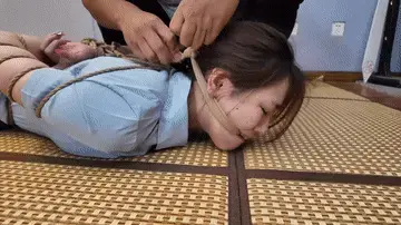 被发现自缚的秘密（下） 模特贝贝，接上部挣脱之后，被发现，再次牢牢捆绑，挣脱无果，求助无门，被狠狠的蹂躏。<br>提供私人定制绳艺视频、定制绳艺体验、约拍模特、牢房体验、私人定制体验、剧本体验、出售配方麻绳、原味、另外招募绳艺模特、视频统一解压密码6666 定拍联系QQ419018109请标注妖狐并表明来意<br>