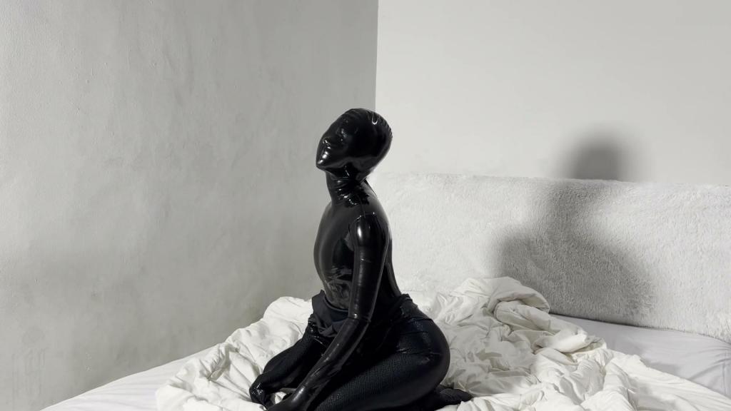 Black in Black 巴厘岛的MAN A QUEEN工作室出品,脱掉黑色曼巴紧身衣和胶衣,拍摄写真花絮。（这部跟其他单买的不一样，因为绑定了写真，所以价格非常非常贵，能回1/3血，可以考虑继续购买分享）