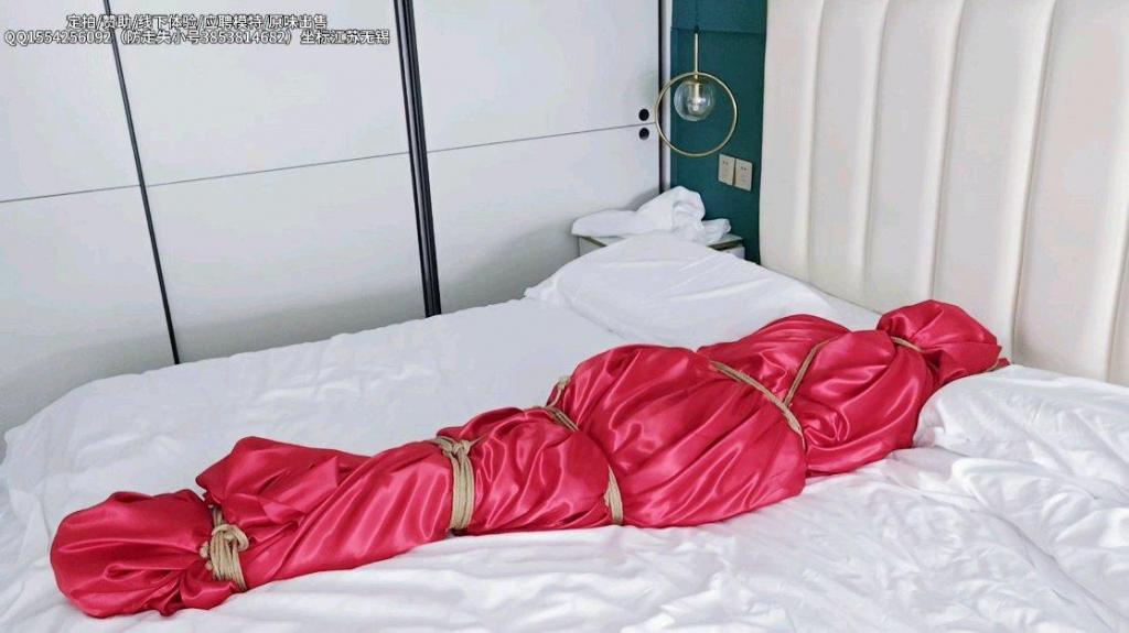 [XcTian]小云cos流萤春日手信 被布条蒙眼勒嘴后用红色丝绸裹成木乃伊放置并用绳子加固 同时塞震动棒在下面防止她太无聊 工作室现有意向拍摄窒息向作品 有意向体验或窒息同好欢迎咨询交流 坐标江苏常州<br><br><br>百度网盘压缩包解压密码购买后显示<span style='color:#b0b0b0;'>[隐藏文字，购买后可见]</span><br><br><br>本期视频依旧是一位老板的定拍，小云穿着流萤jk的cos服坐在床上，被三块分别蒙眼，勒嘴，蒙嘴，随后躺在床上被红色丝绸裹成木乃伊，最后还要用绳子加固一下防止小云能够挣脱出来。为了防止小云太无聊还特地在将她包起来之前将震动棒塞在双腿之间，让她自己夹紧作为奖励，听小云的反应看起来是很享受被包成木乃伊的样子，下次可能就是用绷带将小云缠成木乃伊了~<br><br><br>定拍/服装道具赞助/线下约绳体验/应聘模特/原味出售<br>QQ1554256092（防走失小号3853814682）坐标江苏常州<br><br><br>目前工作室尝试以众筹的形式赞助服装，有意向可以联系，目前众筹赞助角色为鸣潮爱弥斯<br><br><br>线下约绳体验方面女生免费体验（可报销路费）男生需要付费 好看的伪娘可酌情接受互勉<br><br><br>工作室现在开放线下约绑模特，仅对熟客开放（只接清水绳缚 轻调教内容 想歪勿扰）价格较高，建议有预算的朋友再考虑<br><br><br>目前工作室有意向开设女s（小云）线下调教约绳，目前想法为雏形暂不完善，有想法的朋友欢迎交流联系<br><br><br>新人工作室，纯大学生为爱发电随手拍摄，视频质量如果不是很好的话希望谅解一下 在此致歉<br>未来暂定拍摄方向为cosplay,lolita两大主流方向，有什么想看的角色也可以和我提意见